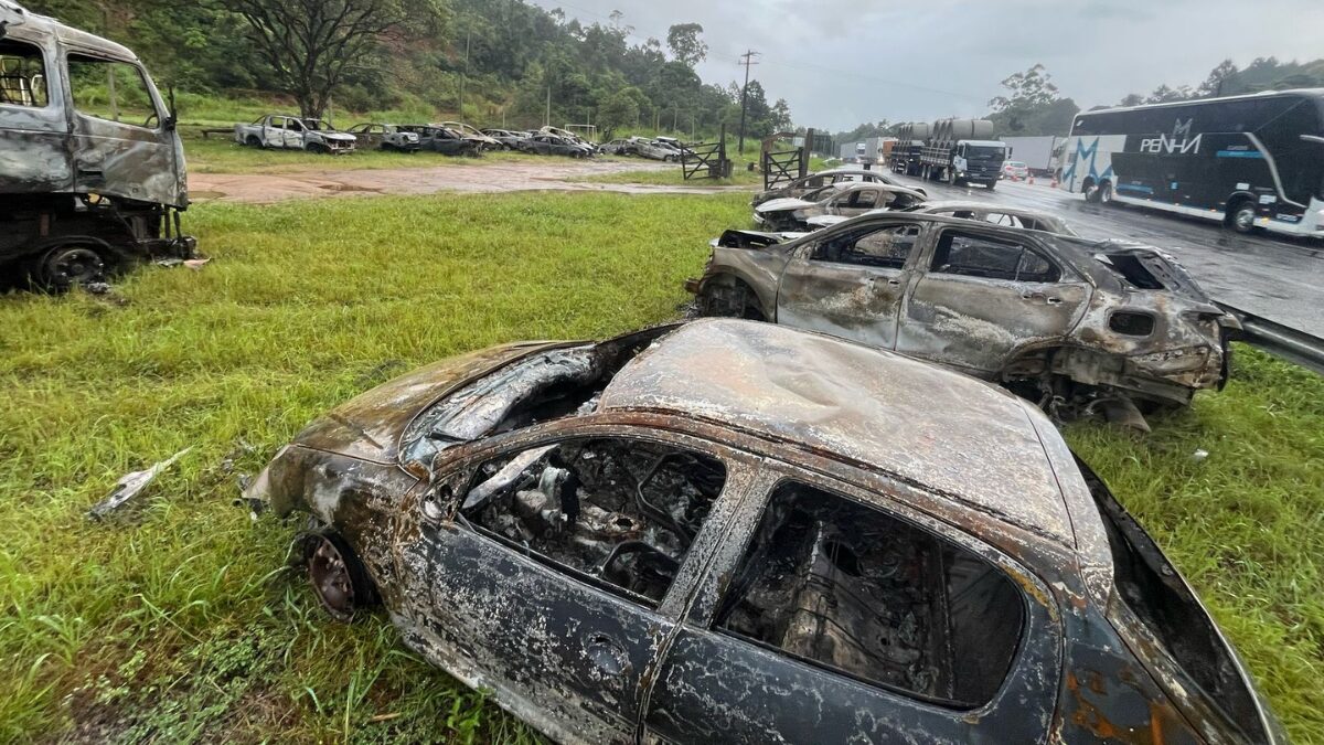 “Parecia filme de terror”: casal relata 12 horas parado na BR-101 após explosão de carreta 