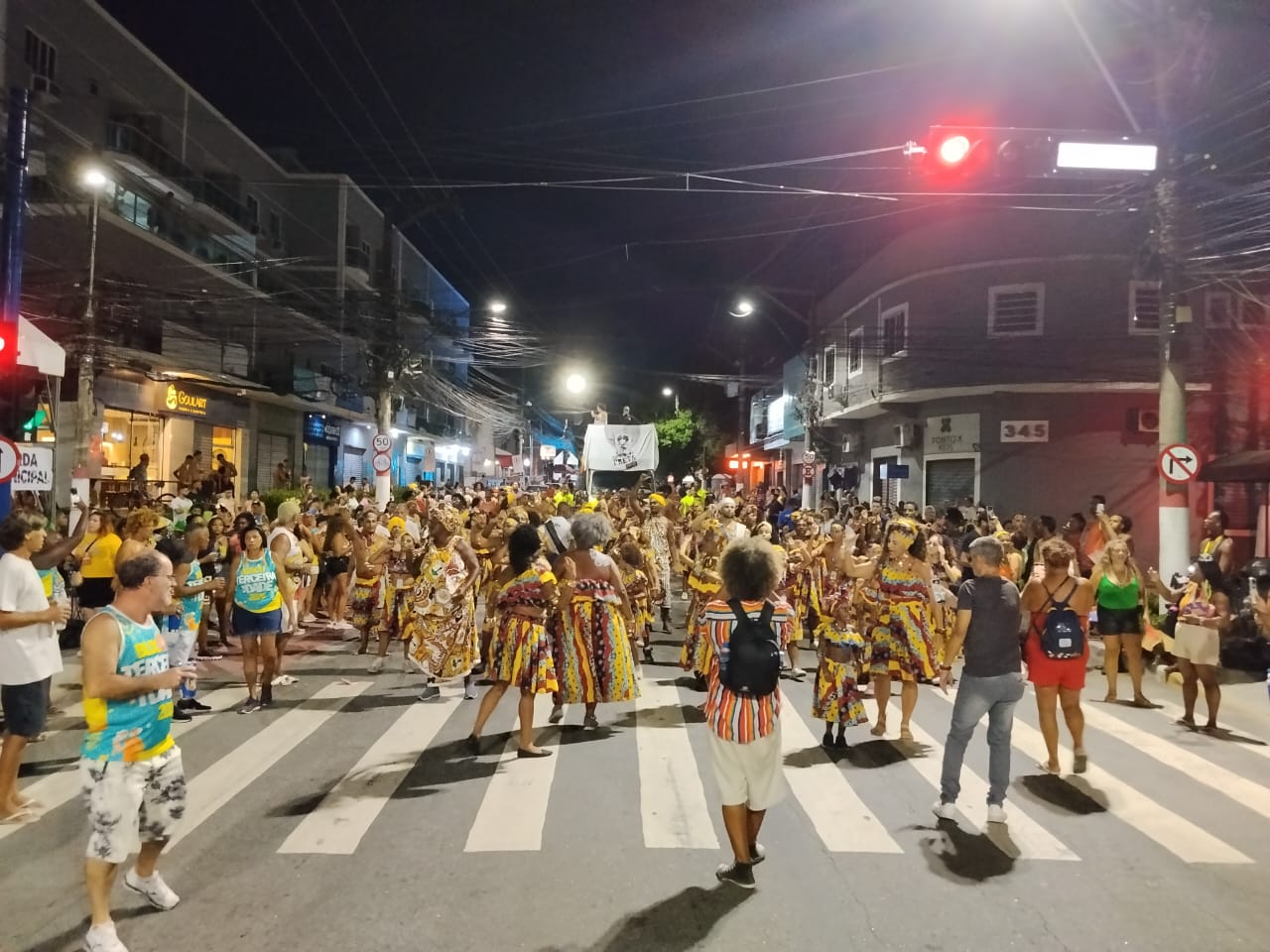 Bloco Identidade Preta arrasta foliões no centro de Maricá