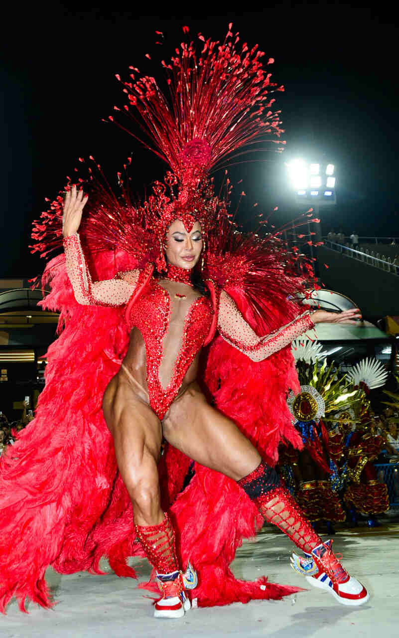 Rainha da União da Ilha, Gracyanne Barbosa desfila de tênis na Sapucaí