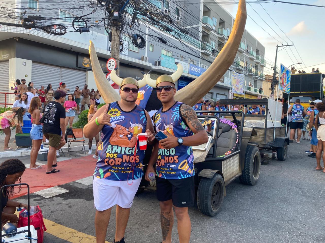 Bloco Amigos dos Cornos sacode foliões no Centro de Maricá