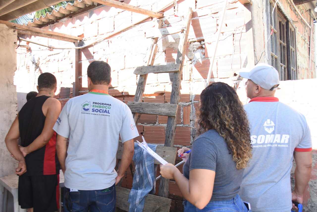 Prefeitura de Maricá realiza vistorias em Inoã para iniciar serviços de emboço em residências