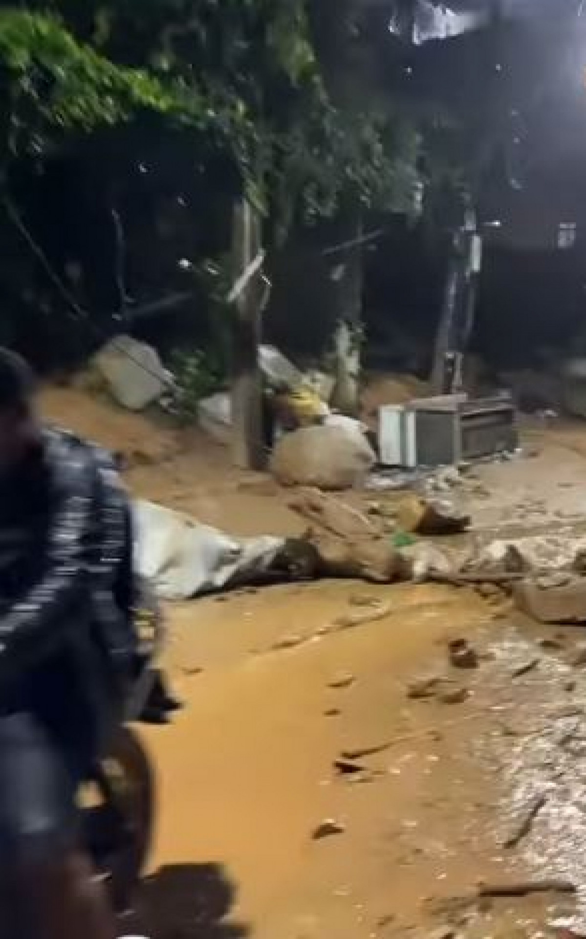 Cerca de 70 toneladas de terra são retiradas da Rocinha após deslizamento